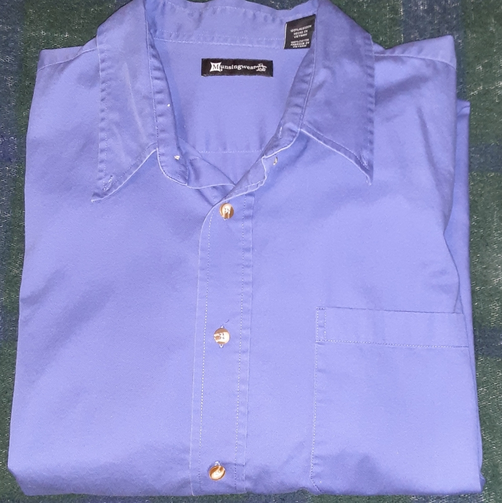 Munsingwear blue button down shirt